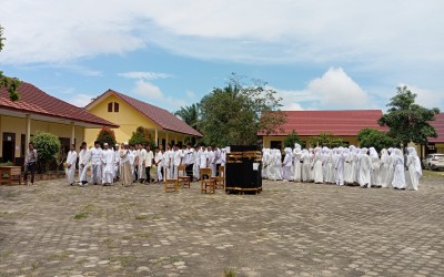 Siswa-Siswi SMAN 15 Tanjung Jabung Barat Praktek Manasik Haji/Umrah Pada Kegiatan Pesantern Ramadan 1445 H